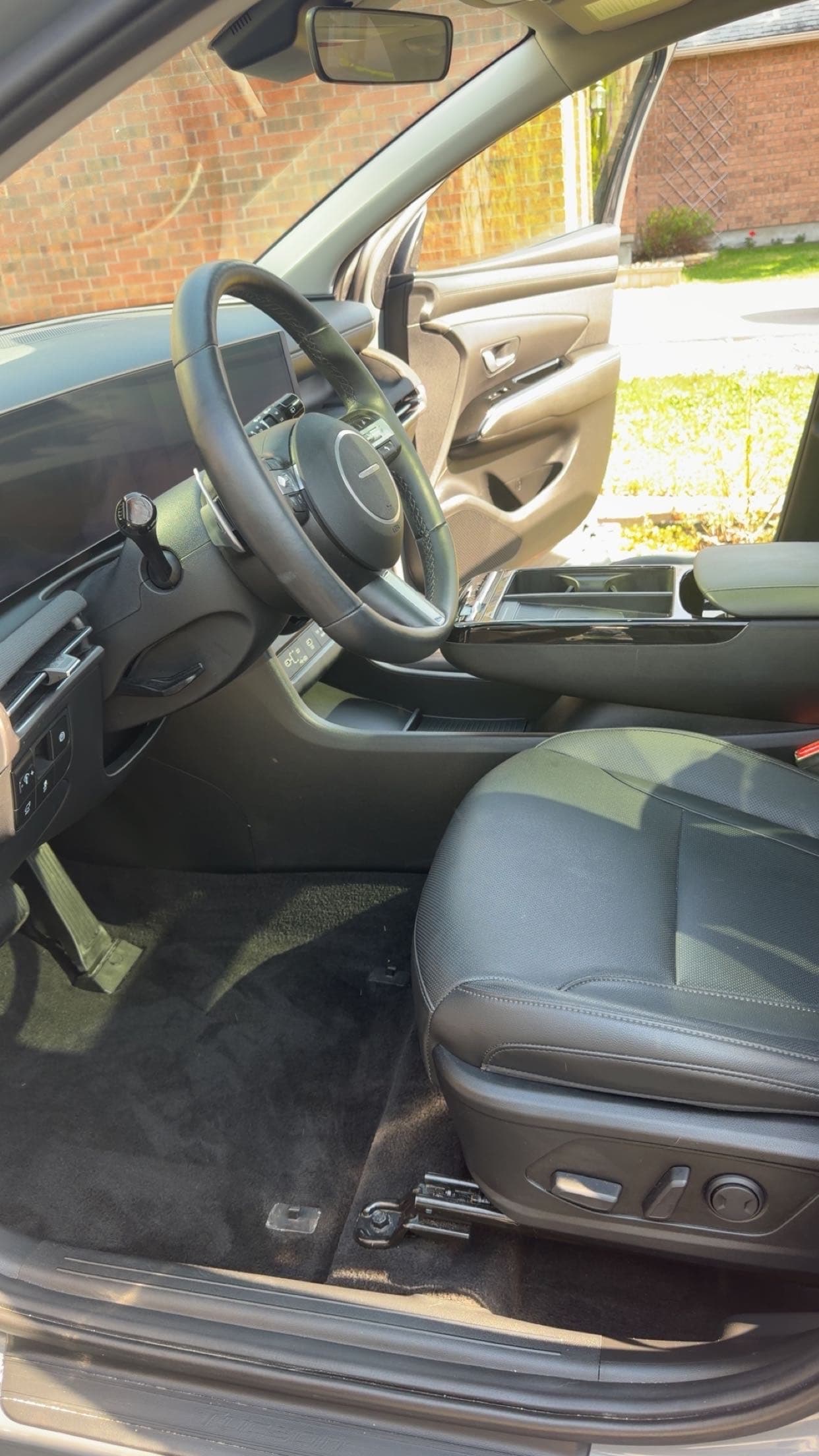 Hyundai Tucson front interior detailed